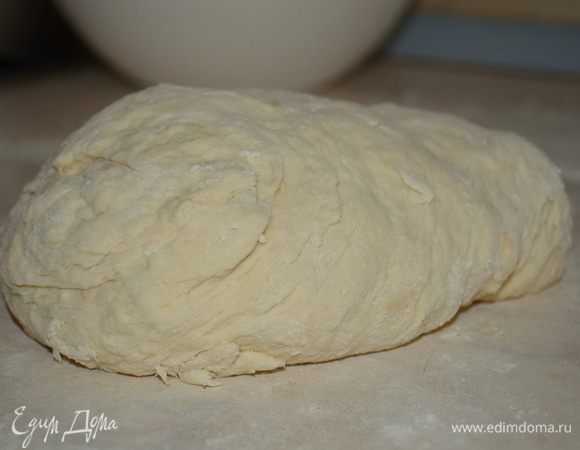 Замесить мягкое тесто, переложить его на стол, припыленный мукой, и вымесить неплотное и не липкое тесто. Подсыпаем еще муку во время вымешивания. 