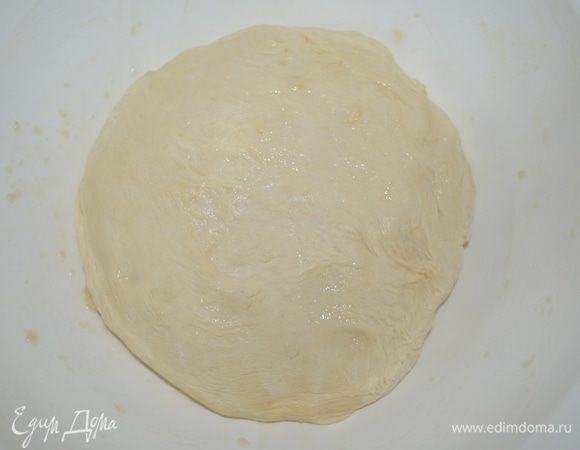 Форму смазать оливковым масло и выложить туда тесто. Оставить так на 1-1,5 часа, за это время оно как минимум вырастет в 2 раза!