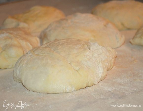 Тесто обмять и разрезать 6 равных кусочков. 