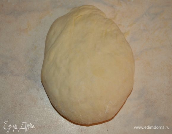 Каждому колобку придать форму овала и раскатать его в пласт толщиной 1-1,5 см. Получится форма листа.