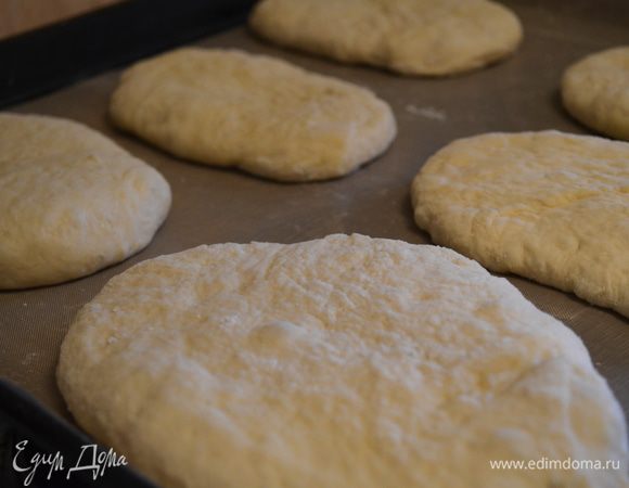 Уложить все лепешки на противень, застеленный бумагой и чуть смазаный маслом. У меня коврик для выпечки (кстати новый, тот уже был в полной негодности).