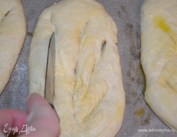 Ножом сделать разрезы в центре и по обе стороны мелкие диагональные разрезы, как бы прожилки листа. И слегка их раздвинуть. 