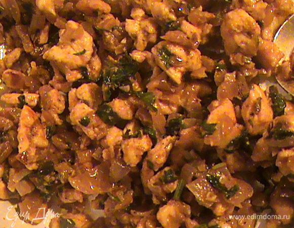 Делаем куриную начинку. Нарезаем и обжариваем лук до мягкости. Добавляем мелко порубленный чеснок и измельченные грецкие орехи. Минуту обжариваем. Добавляем куриное филе, нарезанное маленькими кусочками. Жарим ещё 5-7 минут и добавляем специи, порубленную зелень и мёд. Через минуту вливаем вино,перемешиваем, тушим ещё 3-4 минуты (до выпаривания вина) и начинка готова. Когда вы попробуете чебуреки с этой начинкой, то удивитесь, насколько у них приятный, необычный и интересный вкус.