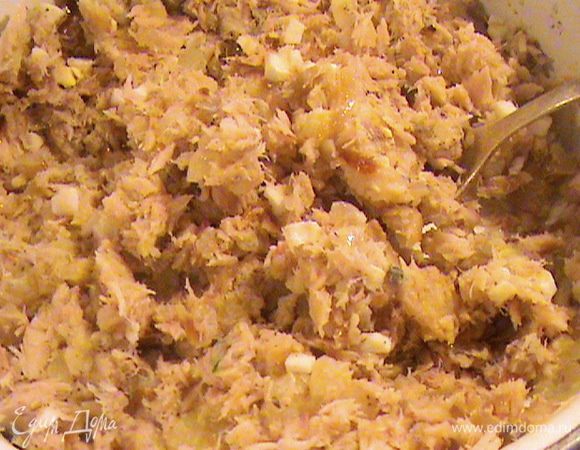 Делаем рыбную начинку. Отвариваем картофель в мундире, чистим и разминаем вилкой в пюре. Мелко нарезаем яйцо и вместе с тунцом добавляем к картофелю, перчим и хорошо перемешиваем. Если кому-то не хватит соли - присолите. Чебуреки с такой начинкой очень хорошо сочетаются с бокалом пива.