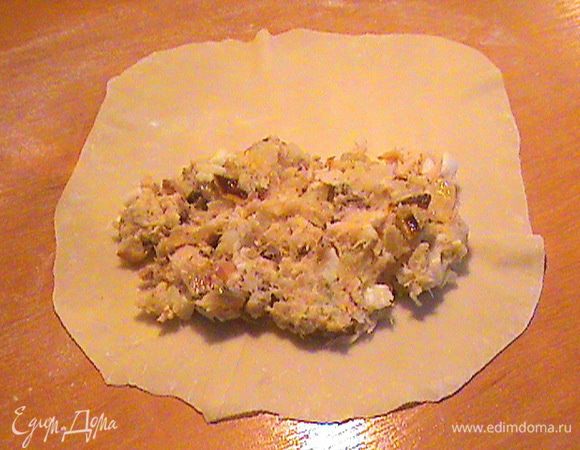 ОЧЕНЬ слегка присыпаем стол мукой. Раскатываем один шарик теста и кладём на него начинку.