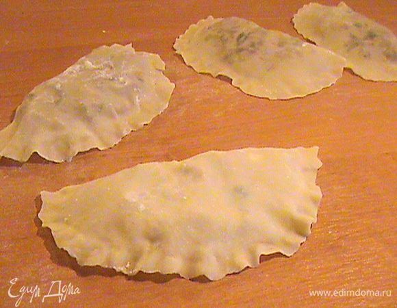 Защипываем края. Таким образом делаем все чебуреки.