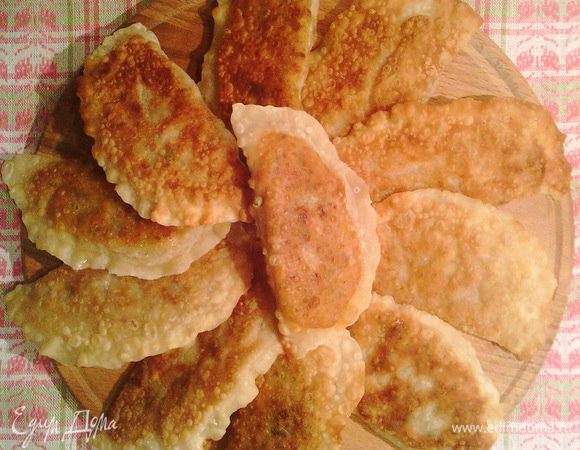 Затем обжариваем на сковороде в небольшом количестве масла (примерно как при обжарке лука) до румяного цвета  на среднем огне (1-2 минуты с каждой стороны). Масло практически не впитывается, поэтому на салфетку выкладывать не обязательно. Подаём к столу.