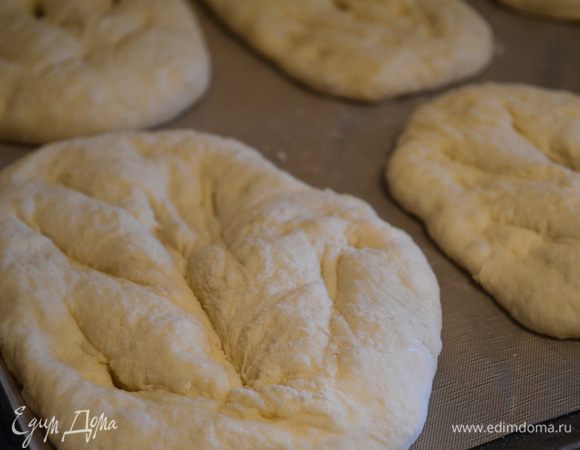 Сбрызнуть оливковым маслом и оставить подняться на 20 минут. 