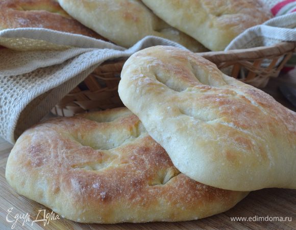 Выпекать фугасы 20 минут в духовке разогретой до 200 градусов. Оязательно, перед тем как выпекать их, сбрызните уже разогретую духовку холодной водой - это даст пар, который поможет тесту лучше подняться)