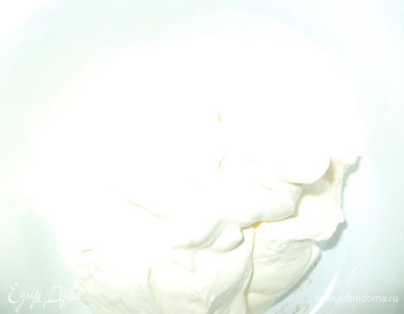 Замочить желатин в 1/3 стакана воды выдержать по инструкции (у меня 30 мин.) на небольшой мощности  распустить на 30-40 сек. в микроволновке, остудить немного - должно быть слегка теплым.
Сметану нужно взять обязательно 30% жирности она великолепно взбивается с сахарной пудрой, которую мы берем рассчитывая на свой вкус, я не очень люблю сладкое, поэтому взяла 2 ст. ложки.
