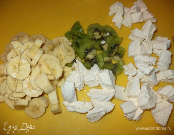 Нарезать фрукты и зефир, здесь тоже, естественно, по количеству можно импровизировать.