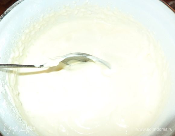 Во взбитый крем ввести желатин и я добавила ложечку коньяка.