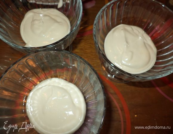 Разложить немного крема по креманкам.