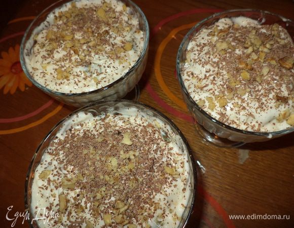 ... крем, и сверху я посыпала тертым шоколадом и орешками. Убрать в холодильник часа на 1,5-2. Все, можно наслаждаться нежным вкусом, единственное - его не стоит делать много, зефир где-то через сутки растворяется, вкус не становиться хуже, но теряется структура немного.