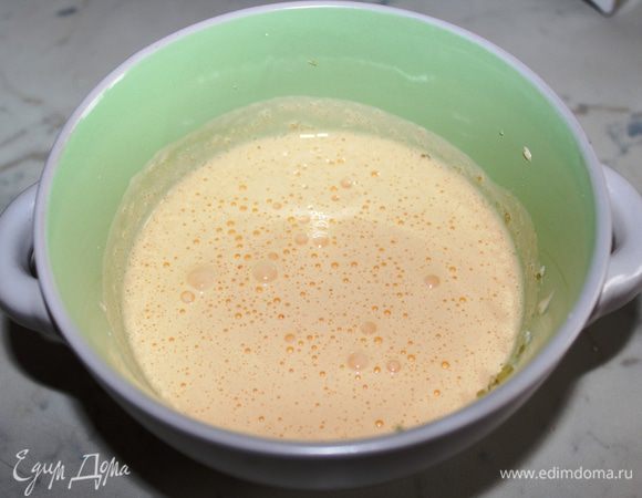 Яйца разделить на белки и желтки. Желтки взбить с сахарной пудрой до получения легкой и воздушной смеси.