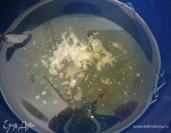 Желатин замочить в кипяченной холодной воде на 15-20 минут, нагреть до растворения (не кипятить) и слегка остудить.