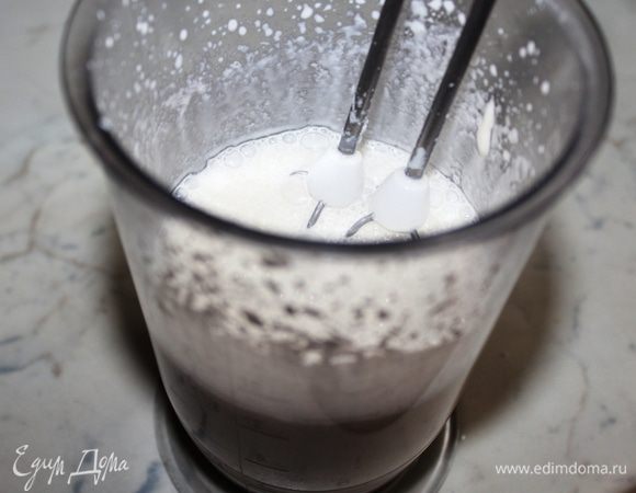 Сливки хорошо охладить и взбить.