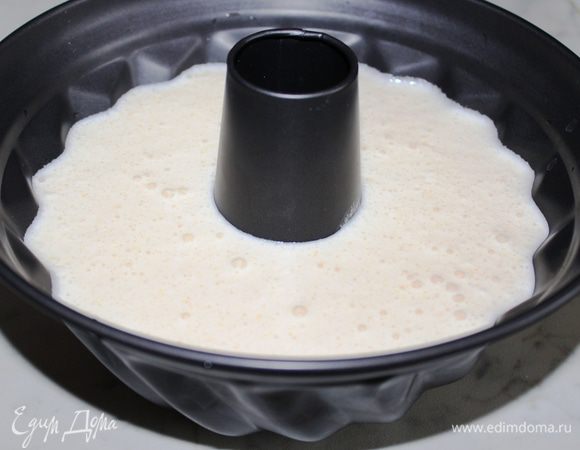 Охлажденный желатин добавить в желтковую смесь, перемешать...добавить цедру и сок, постепенно ввести взбитые сливки и яичные белки. Всё хорошо перемешать. Форму сполоснуть холодной водой. Вылить смесь в форму.