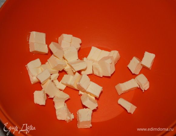 Нарезать холодное масло маленькими кубиками.