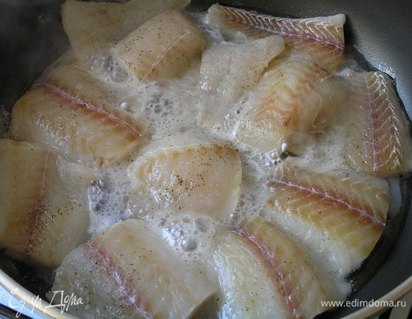 Филе хека обжарить на растительном масле с 2х сторон, затем потушить 10 минут.

