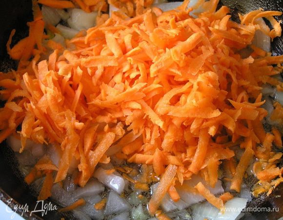 В это время отдельно обжарить лук, затем добавить морковь,


