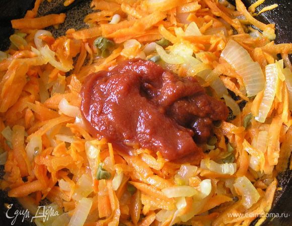 и томатную пасту. Влить немного воды, перемешать, тушить 5-7 минут.
