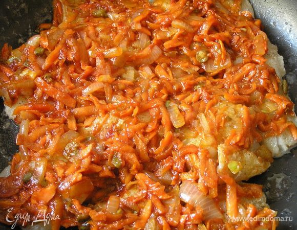 Затем овощи вложить сверху на обжаренную рыбу. Тушить еще 5-7 минут до готовности.

