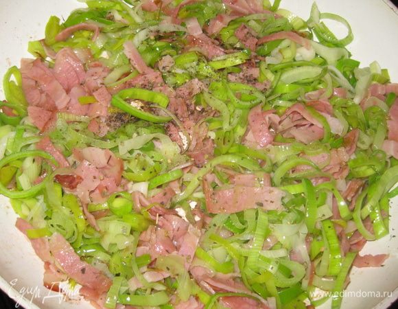 Вернуть бекон в сковороду, посолить, поперчить, приправить прованскими травами.