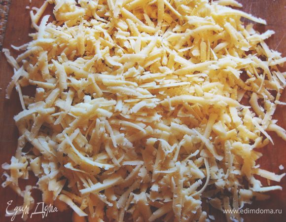 Натереть на крупной терке сыр.