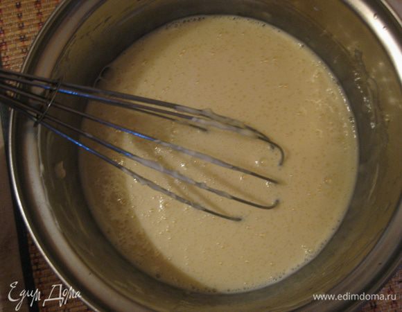 В отдельной емкости взбить яйца, добавьте майонез, натертый сыр, слегка подсолить (не переборщите с солью, т. к.  бекон и сыр уже содержат достаточное количество соли). 