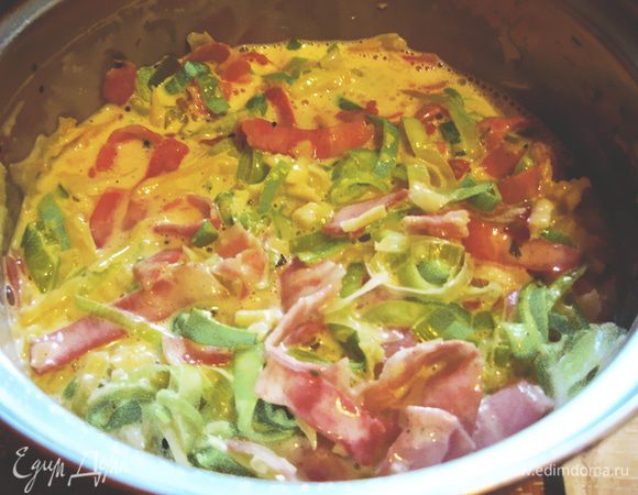 Добавить обжаренный с беконом лук, все аккуратно перемешать.