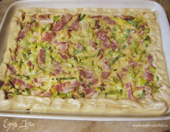 Раскатать тесто чуть больше размера формы для выпекания. На тесто выложить подготовленную смесь с луком. Завернуть бортики. Поставить пирог на 50 мин. выпекаться в духовку при температуре 200 градусов.