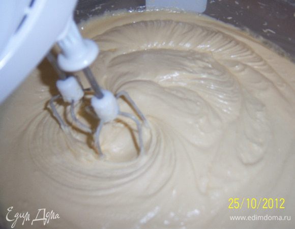 ...добавляем сметану и соду, далее размягчённое сливочное масло