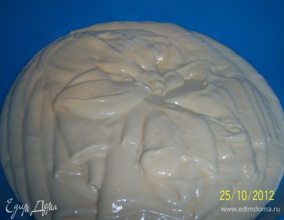 ...постепенно добавляем муку, готовую массу делим на 3 части (у меня получилось по 700 г), одну оставить как есть