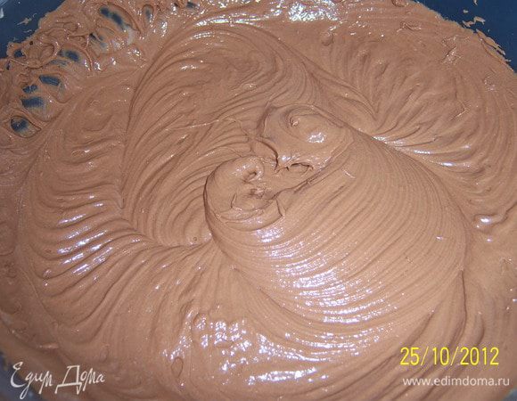 ...во вторую часть добавляем какао и взбиваем, в третью - перемолотые орехи. Выпекаем коржи в разогретой до 220 гр. духовке, готовность проверить деревянной шпажкой, края обрезать по 1 см и измельчить в крошку.