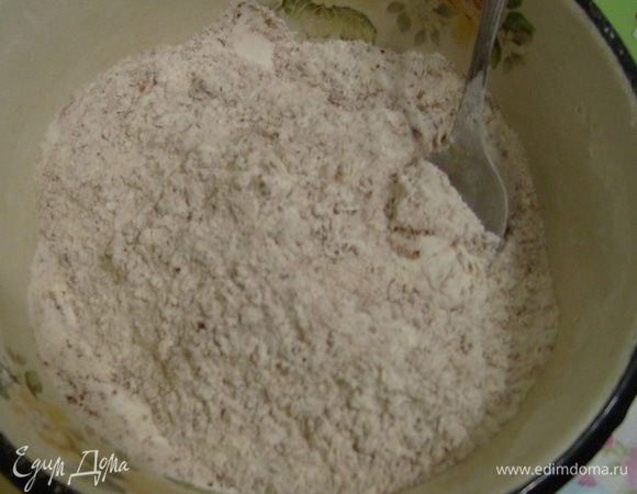 Для бисквита просеять муку, крахмал, какао, разрыхлитель и щепотку соли.