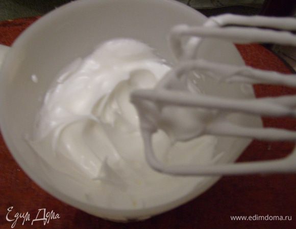 Взбить белки с половиной сахара до устойчивых пиков.