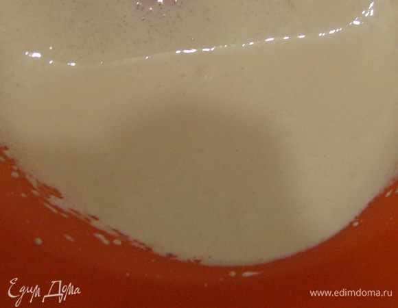 Желтки взбить с оставшимся сахаром, пока масса не увеличится в несколько раз (минут 5-7).