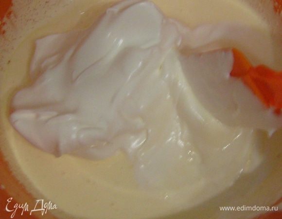 Аккуратно соединить белки с желтками.