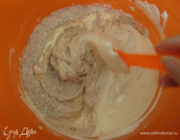 Добавить сухие ингредиенты (муку, крахмал, какао, разрыхлитель, соль) и вмешать в яичную массу.