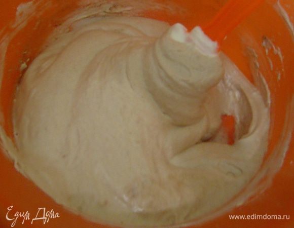 После добавления сухих ингредиентов тесто вымешивать недолго, чтобы бисквит был пышным, а не как резина))