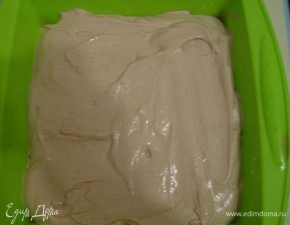 Дно формы смазать оливковым маслом, вылить тесто и выпекать в разогретой до 180 С духовке до готовности (20-25 мин).