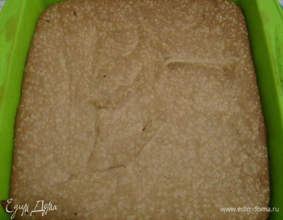 Готовый бисквит остудить и разрезать на 2-3 части.