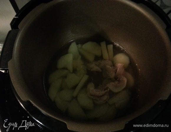 Нарезаем картошку и курицу мелкими кусочками, кладем в мультиварку, заливаем по макушку водой, солим. Включаем режим "тушение" или "варка" на 25 минут. Достаем картошку и курицу, откладываем на тарелку, воду сливаем, моем чан.