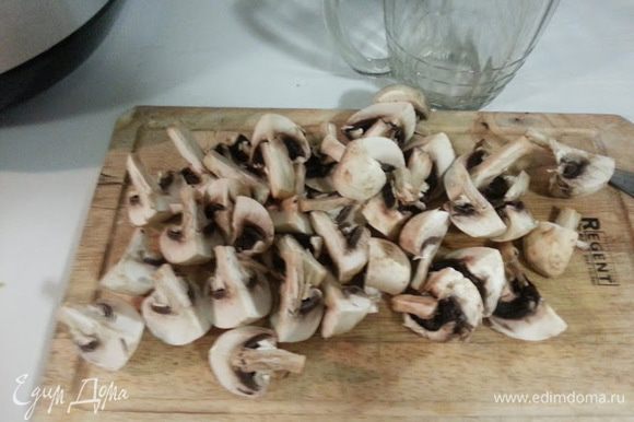 Когда лук станет золотистым, добавляем грибы, подсаливаем, добавляем измельченный зубчик чеснока, включаем режим "обжаривание" на 15 минут. Крышку можно закрыть. Если жидкость из грибов выкипела, значит готово. Теперь это все кидаем в блендер, вместе с картошкой и курицей. Добавляем сливки. Включаем на 1-й (более слабый) режим и перемешиваем до однородной массы, но не до "муки".
