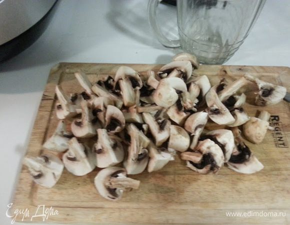 Когда лук станет золотистым, добавляем грибы, подсаливаем, добавляем измельченный зубчик чеснока, включаем режим "обжаривание" на 15 минут. Крышку можно закрыть. Если жидкость из грибов выкипела, значит готово.
Теперь это все кидаем в блендер, вместе с картошкой и курицей. Добавляем сливки. Включаем на 1-й (более слабый) режим и перемешиваем до однородной массы, но не до "муки". 