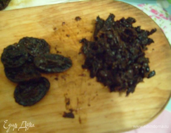 Вымытый чернослив порезать на небольшие кусочки.