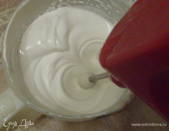 Сливки взбить с 1 ст.л. ванильного сахара.