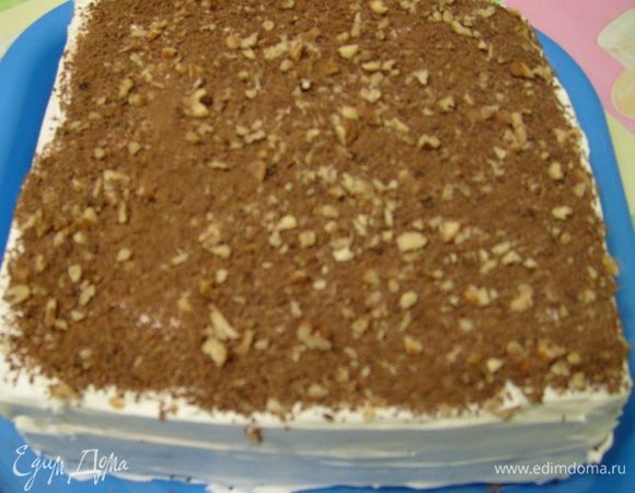 Приступить к сборке: первый корж пропитать 1/3 чашки свежесваренного кофе, выложить весь чернослив, 1/3 взбитых сливок, посыпать измельченным шоколадом и грецким орехом. Сверху положить еще один бисквитный корж, пропитать его кофе, выложить 1/3 взбитых сливок и посыпать смесью шоколада и орехов. Накрыть последним бисквитным коржом, также пропитать, смазать сливками и посыпать оставшимися шоколадом и орехами. Поставить в холодильник на 6-8 часов.