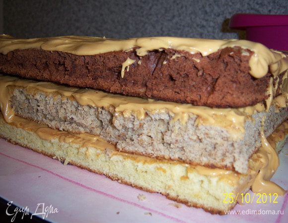 для крема слив. масло взбить со сгущёнкой. Собрать торт, смазывая коржи кремом